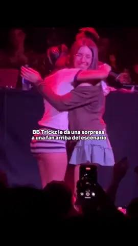 Bbtrickz le canta feliz cumpleaños a un fan y le regala 400k$ en el Uniclub, Argentina. 🇦🇷 #bbtrickz #bbtricks #cumpleaños #racks #parati #fyp @Bb trickz 