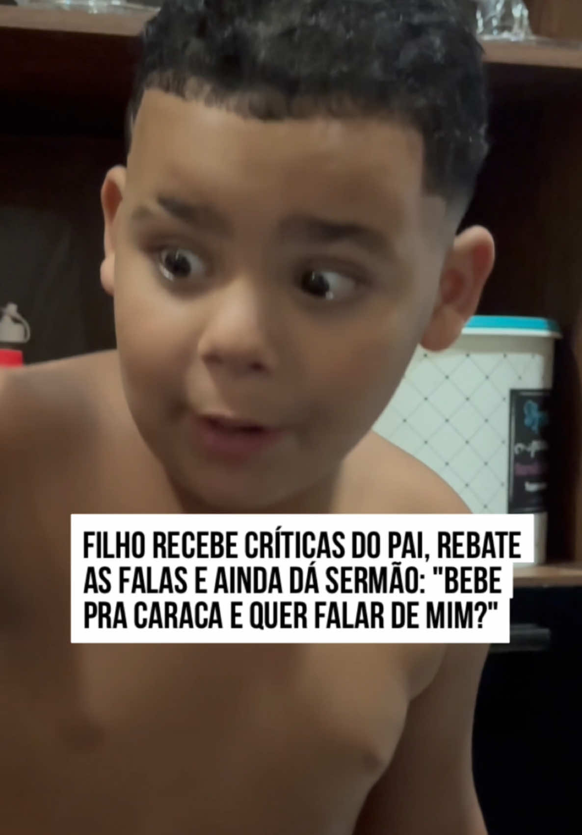 😂 O filho da Thay tem o dom do #debate e mostrou todo o seu potencial de #diálogo durante #discussão com o pai. O pequeno recebeu uma bronca por estar comendo tiragosto e logo foi tirar satisfação com chefe da família. Com muitos argumentos, o pequeno devolve as falas do pai e ainda dá sermão para o progenitor. 