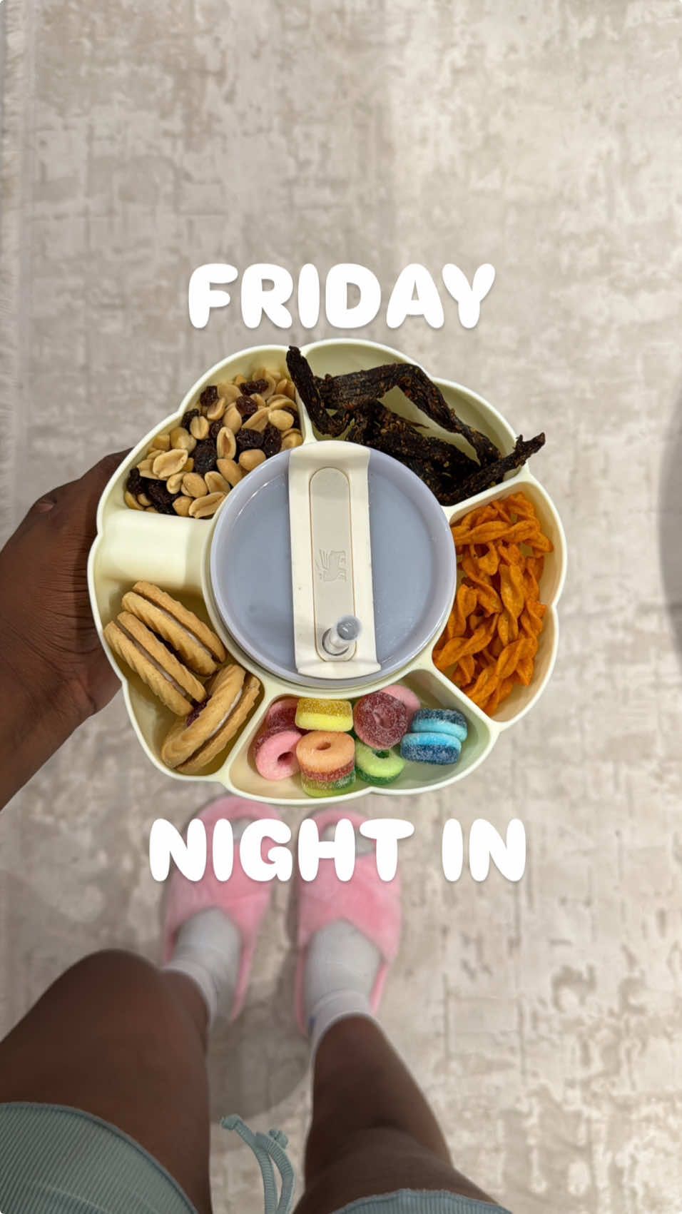 Oouuu, after such a long week i had, i really needed this!☺️🫧🤍 How was your week? #gracemondlana #livingalone #apartmentdecor #fridaynight #solodate #stanelycup #movienight #netlfix #bathtime #snacks #dinner #FoodTok 