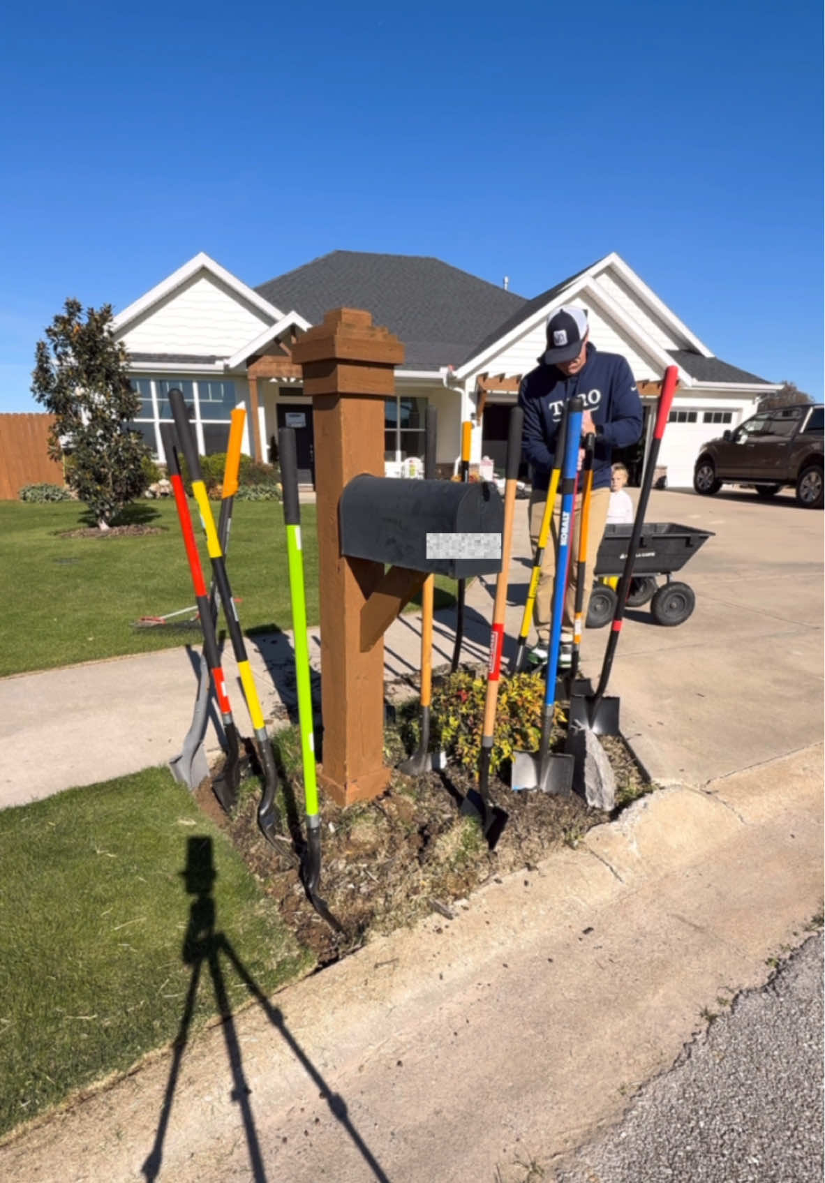 One person’s broken shovel is another person’s perfect tool.  #flowerbedrenovation