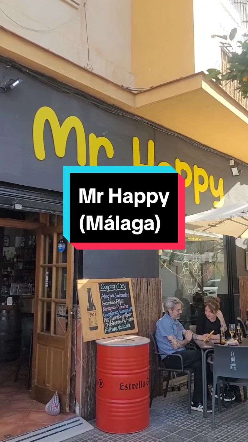 Mr Happy 📍 C. San Juan Bosco, 118, Cdad. Jardín, 29014 Málaga 💥 Sus tapas son bastante grandes 💥 Tienen además pizzas, camperos y hamburguesas 🔺Inconvenientes para nosotros: 🔹️Zona complicadilla para aparcar 🔹️Algunas cosillas de la carta sí nos parecieron caras, como las alitas, pero merecen la pena 💸 67.80€: 4 personas 4 estrella Galicia 4 nestea 1 bravas 1/2 ración croquetas de carriladas 1/2 ración croquetas de boletus 1 ración de alitas 1 tapa de morcilla casera 2 mini burgers de ternera 1/2 ración de boquerones fritos 1/2 ración de calamaritos Nuestra valoración en gochilines (de 1 a 5) ⭐⭐️⭐️⬆️ Si repetimos 💓 Síguenos para más recomendaciones 😋 Se aceptan sugerencias #DeProfesionGochos #AComerQueSon2Dias #ParaTi #Malaga #MrHappy