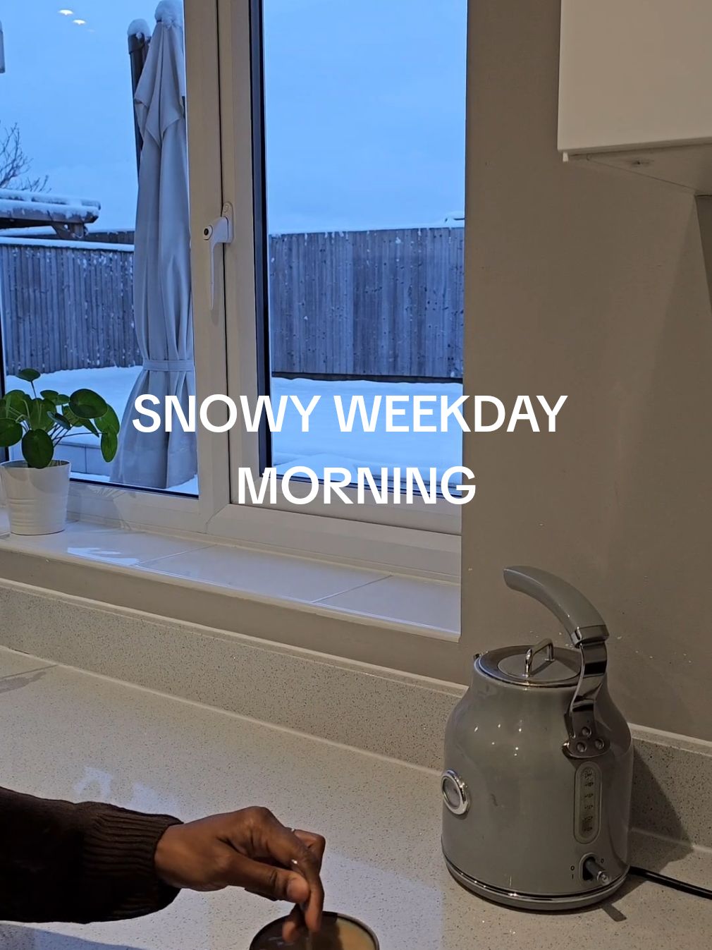 snow!! 😍🫠  . #snow #snowyday #snowymorning #snowday #ukweather #ukweatherbelike #cleanwithme #productivemorningroutine #momroutine #mumroutine #mommorningroutine #mummorningroutine #sahmlife #ironing #kitchenreset #homereset #housereset #familymoments #fridayreset #morningcleaning #cleaningmotivation #CleanTok #fyp 