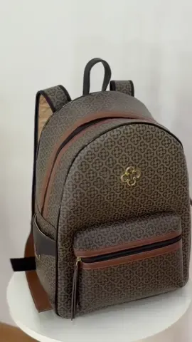 🎥✨ Mochila Capodarte: estilo e praticidade! ✨ Design clássico, espaço perfeito e estampa icônica para te acompanhar em qualquer ocasião. 👜 🛒 Garanta a sua e arrase no look! #Capodarte #fyp #bolsas #mochila #foryou 