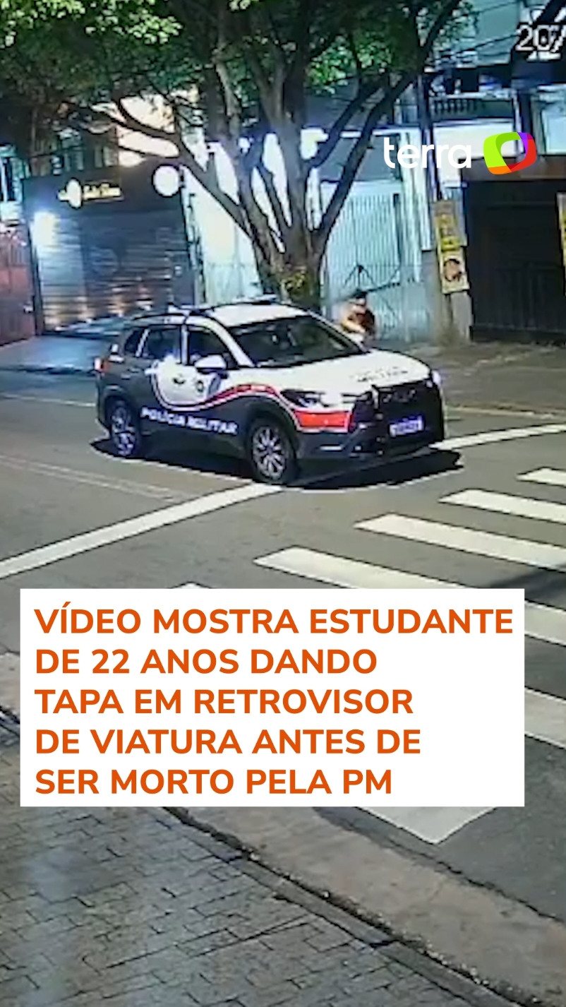 Um novo vídeo registrado por câmeras de segurança mostra o estudante Marco Aurélio Cardenas Acosta, de 22 anos, dando um tapa no retrovisor de uma viatura da Polícia Militar de SP momentos antes de ser morto, na madrugada da última quarta-feira (20). #TerraBrasil #TerraNotícias #Estudante #PM #Medicina #SâoPaulo #Hotel #Investigação #Governador #TarcísiodeFreitas #TikTokNotícias 