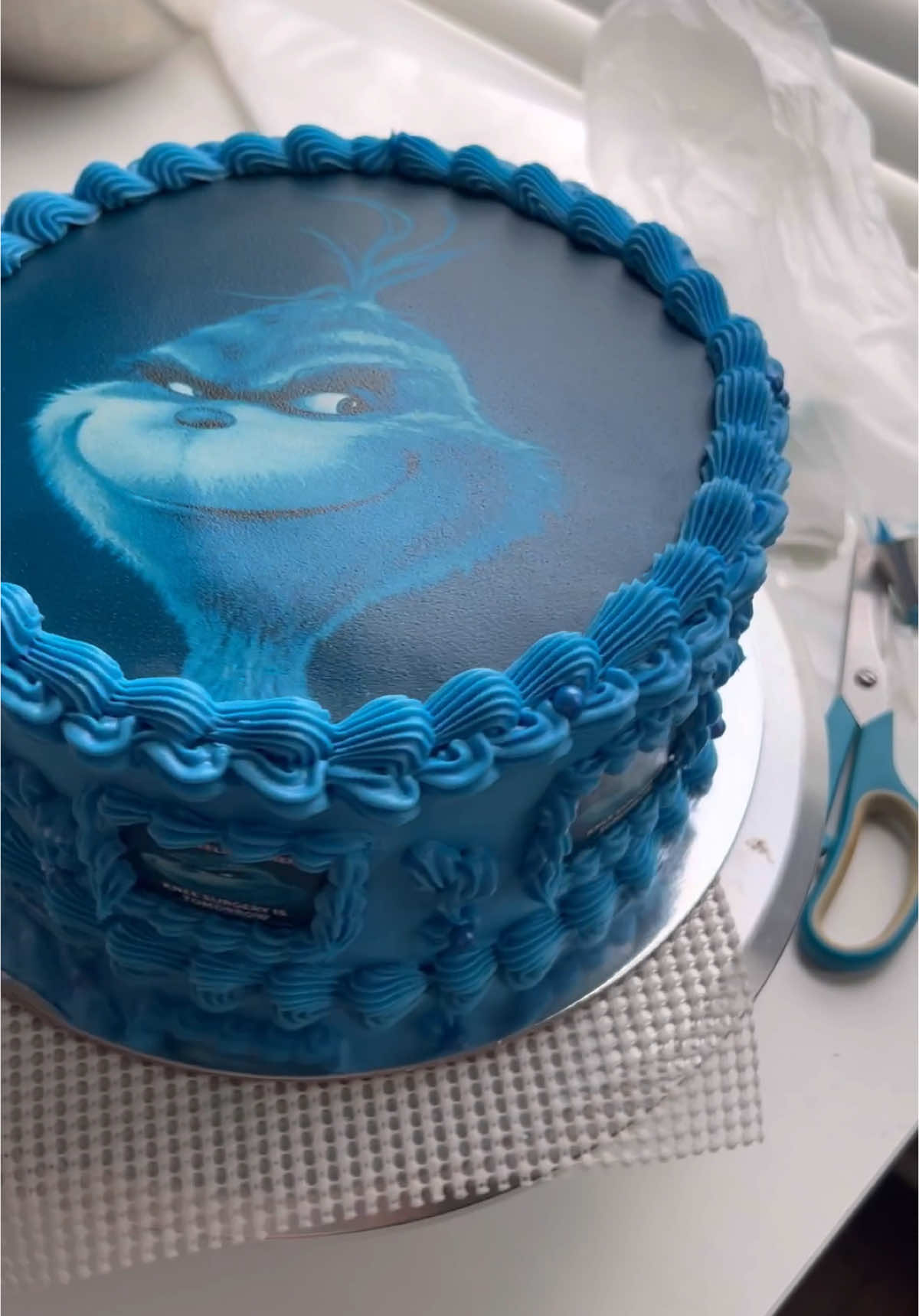 That feeling when knee surgery is tomorrow… in cake #kneesurgeryrecovery #kneesurgerymemes #kneesurgerygrinch #grinch #grinchkneesugery #grinchmeme #kneesurgrey #grinchcake #bluegrinch #houstonbaker #houstoncake #houstonbakery #houstoncake #houston #thatfeelingwhenkneesurgeryistomorrow #thatfeelingwhenkneesurgeryistommorow #thatfeeling 