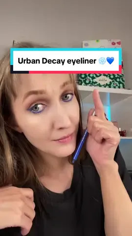 Blue eyeliner is the perfect pop ❄️ Looks fabulous 💙 Urban Decay eyeliner shade Chaos #blueeyeliner #coloredeyeliner #Eyeliner #makeuptutorial #eyelinertutotrial #eyelinerhack  @urban decay 