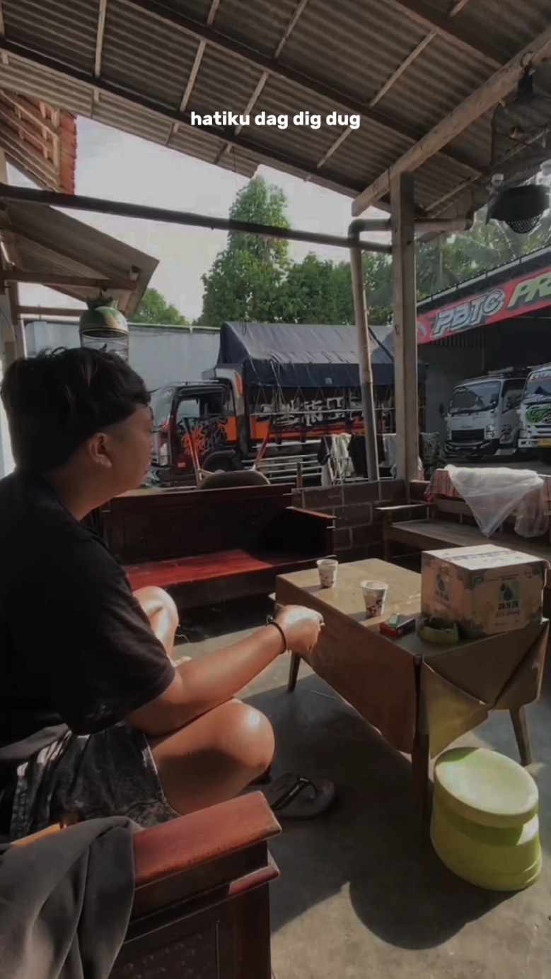 rutinitas wong lanang isuk yo ngopi.. #fyp #viralvideo #pbtccrew #sindenrawit #storytime #supirtruck #viraltiktok #foryoupage #supirtrukindonesia 