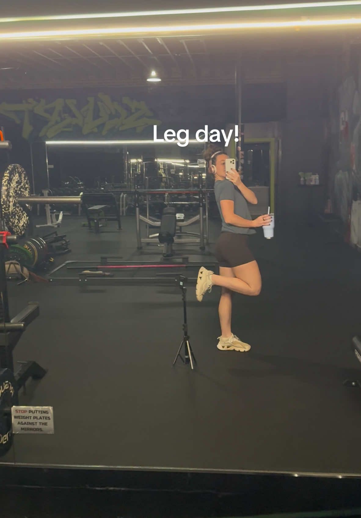 Leg day at the gym! Details below ⬇️ Barbell Back Squats - Moderate weight - 1x6 warm up, bar only - 4x8 working set 3x10 hip abduction machine Superset with dumbbell: 3x10 donkey kicks 3x10 fire hydrants 3x20 banded lateral steps with dumbbell Superset Core: 3x12 Swiss ball crunches 3x30 second plank on Swiss ball 3x20 crunchws on Swiss ball Such a good workout that doesnt take forever to do! What do you want to see next??? • • • #fyp #GymTok #legday #workoutoftheday #creatorsearchinsights #gymgirl #legdayworkout #workoutwithme 