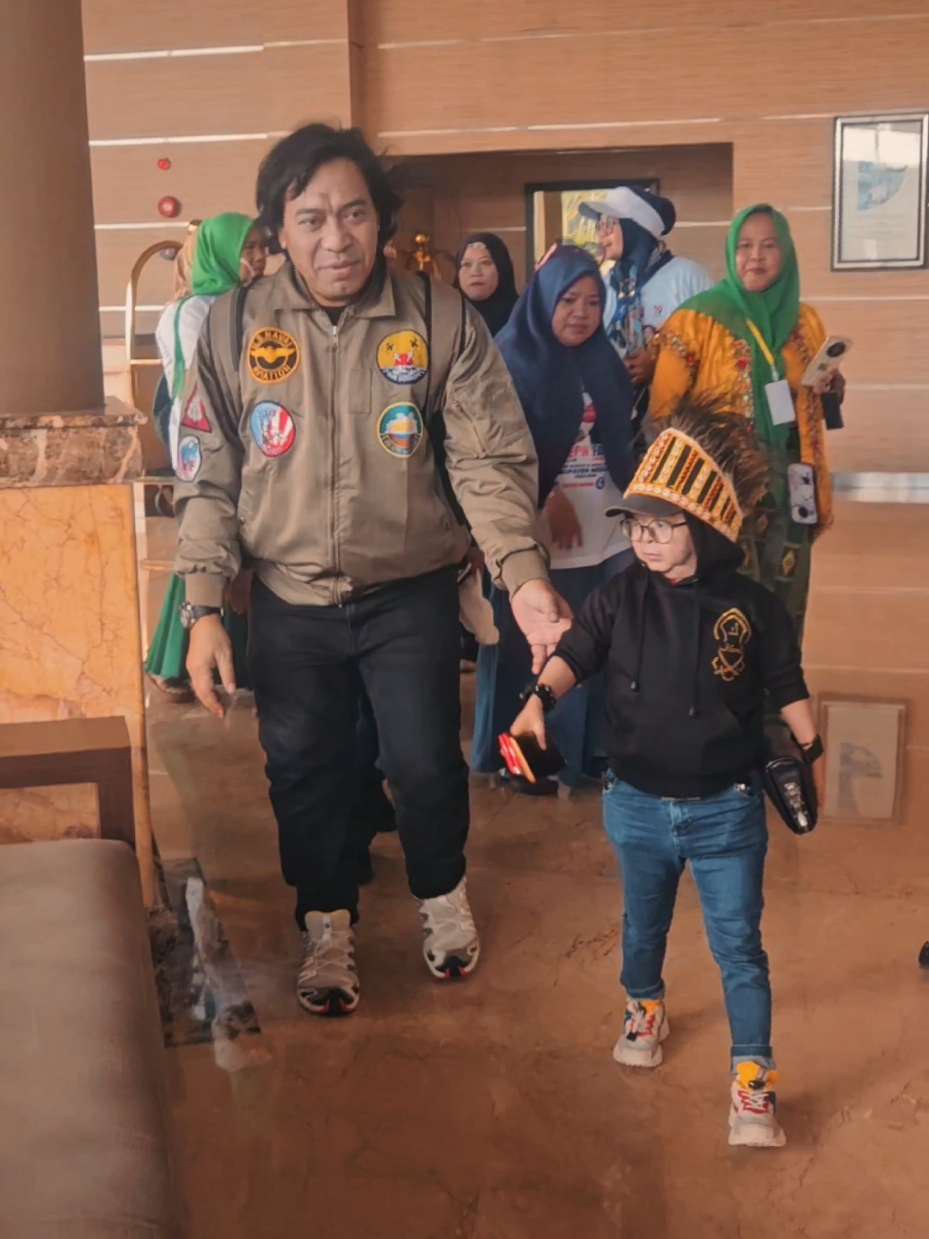Selamat datang di merauke, Komeng, Daus Mini beserta rombongan. 𝐘𝐎𝐒𝐅𝐀𝐍 𝙎𝙚𝙟𝙖𝙝𝙩𝙚𝙧𝙖 𝙐𝙣𝙩𝙪𝙠 𝙎𝙚𝙢𝙪𝙖 #merauke_papua #papuaselatan #komeng  #dausmini
