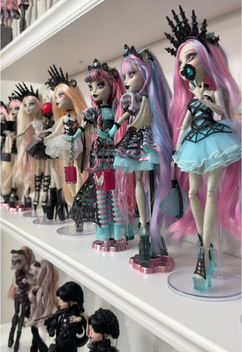 Organzining my restyles 🖤 ghoul chat comes in the mail next week and after that I will finally have complete rochelle goyle collection 🥹 #monsterhigh #monsterhighdolls #monsterhighedit #monsterhighdoll #monsterhighcollection #dollcollector #dollcollection #rochellegoyle #monsterhighcontent #monsterhighskullector 