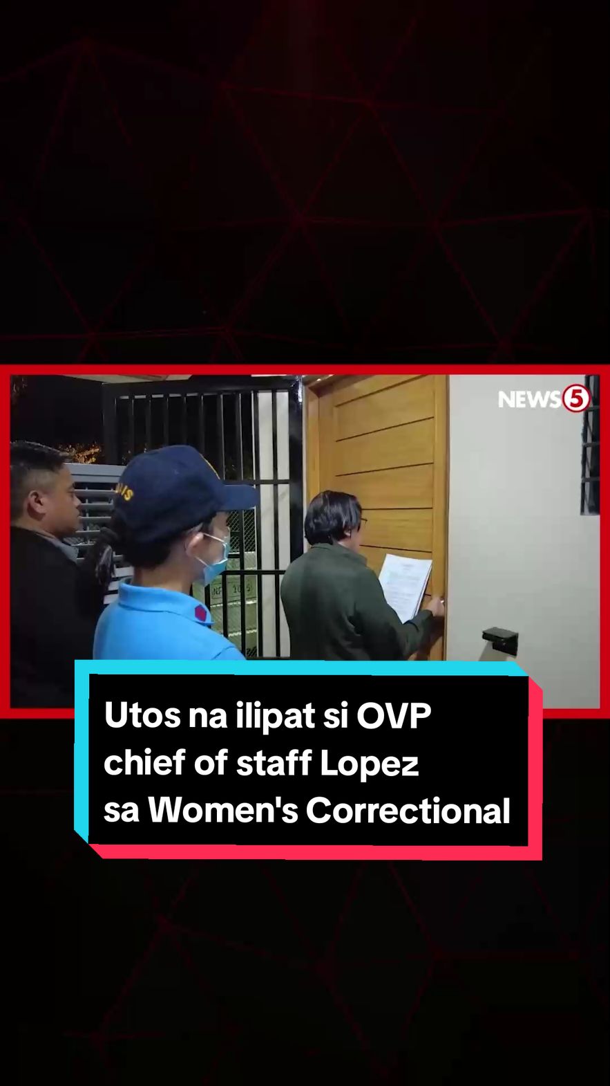 WATCH: Isinilbi ni Legislative Security Bureau Executive Director at retired AFP captain Belinda Bello kay #OVP chief of staff Zuleika Lopez ang order ng House Blue Ribbon Committee na ilipat siya mula House of Representatives sa Women’s Correctional Facility sa Mandaluyong City. #News5 | via Nina Ongpauco #BreakingNews #News #VP #SaraDuterte #Duterte #Philippines #PH