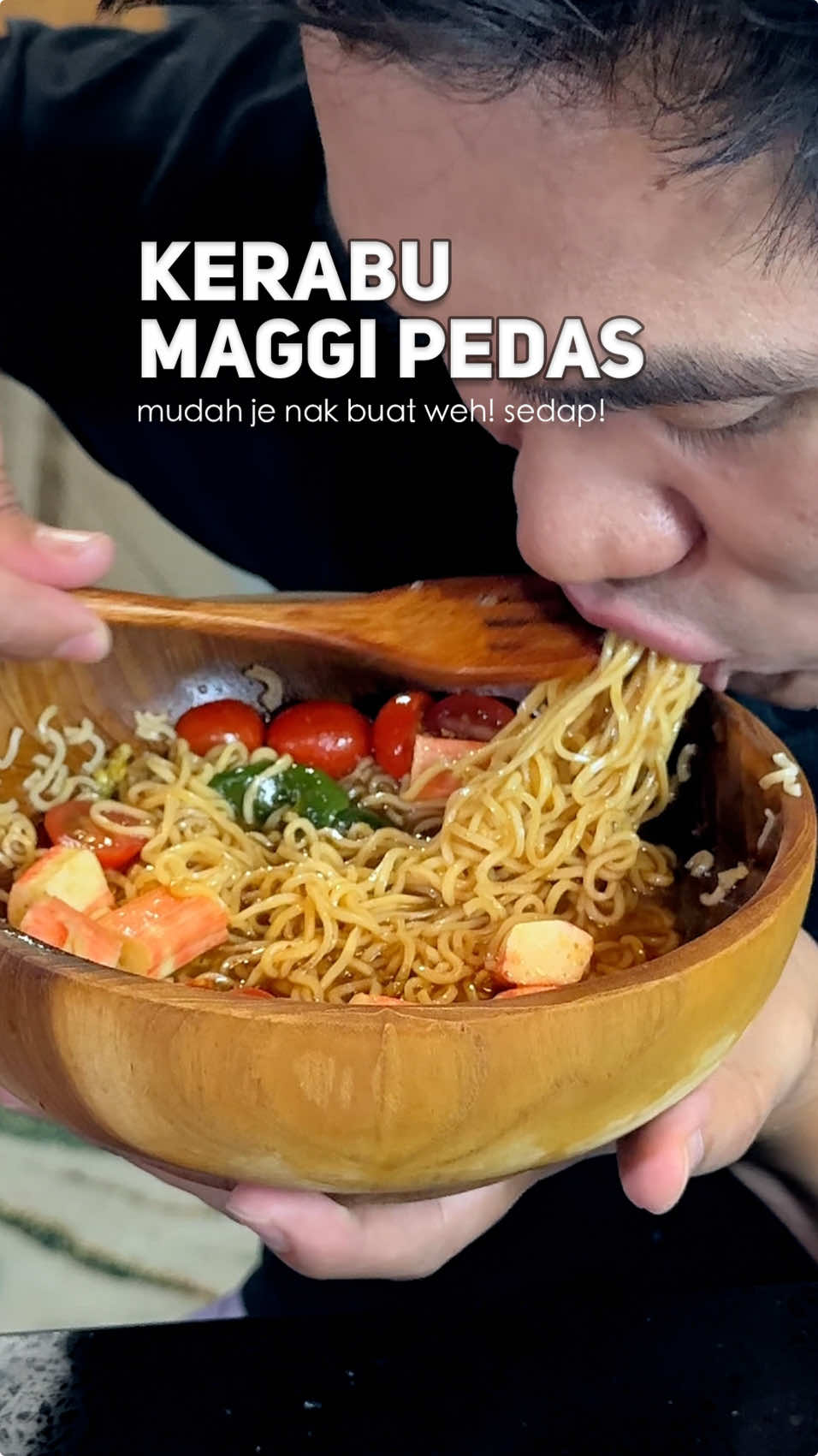 kerabu maggi! tinggal campak lauk je weh! mudah cepat! aku rasa dia patut jual sos sahajalah! hmm memang aku borong banyak weh!