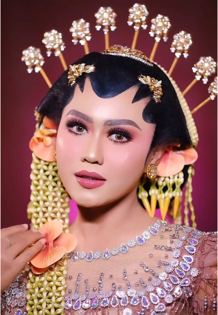 Makeup by Me😊😊😊 terimakasih ka @galih_makeupartist  ilmunya , masih harus banyak belajar lagi  dan lagi ,   Makasih mba vera gaunya tek pakai, recomend banget yang mau wedding selalu update gaun” kekinian, Muse @putrioktavi_   Gown: @vheranalla    #jogja #jogjahits #purwokerto #purwokerto_keren #purwokerto_keren  #weddinginspiration  #soloputri  #paes  #ajibarang #ajibaranghitz #ajibarangkeren  #banyumas #banyumashits  #bantulyogyakarta  #purwojati #purwojatihitz