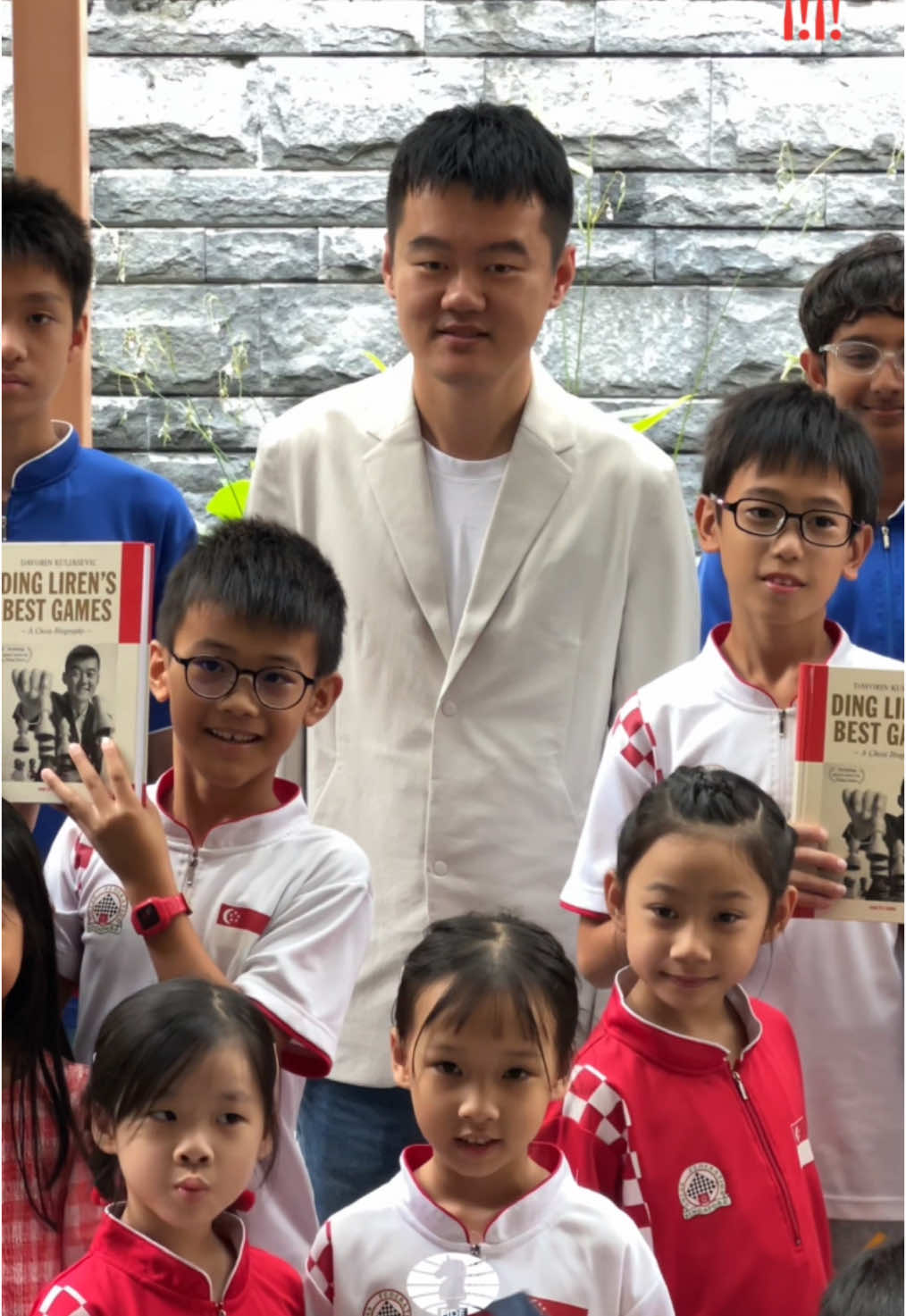 A memorable morning for young Singaporean chess players as they met World Champion 🇨🇳 Ding Liren! 🇸🇬♟️ Ding delighted the kids by signing copies of his book, “Ding Liren’s Best Games: A Chess Biography of the World Champion,” and posing for photos. The children presented their heartfelt wishes on paper, which he read with a warm smile, offering kind remarks on their thoughtful gestures. The morning ended with a group photo—a moment these young players will cherish forever. #chess