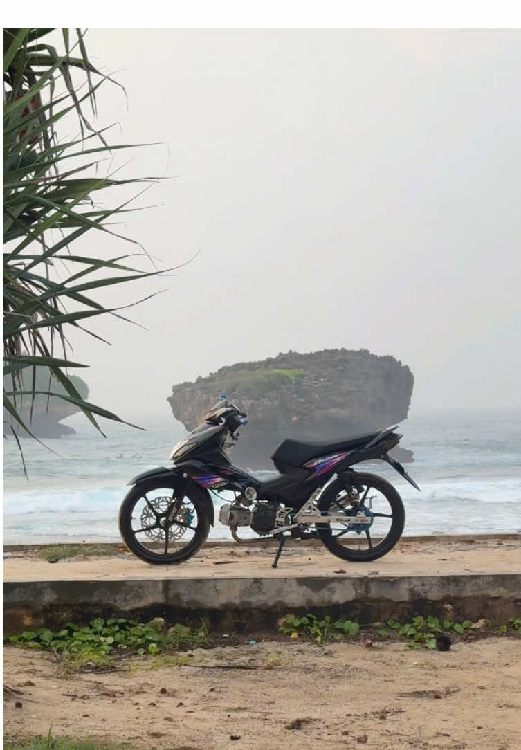 Laki-laki tidak bercerita, tapi tiba-tiba bangun pagi dipantai ☕️