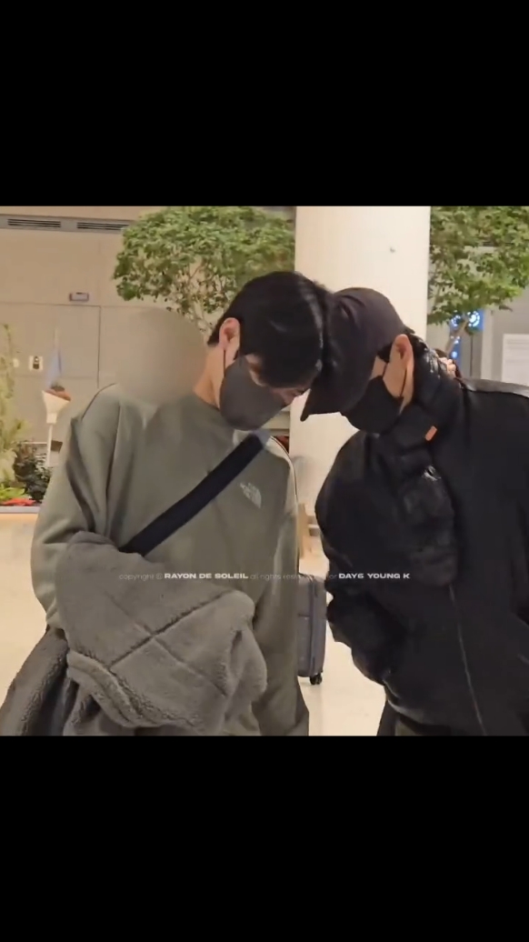 the boys just landed and look at what these two were doing at the airport this morning 😭 (yonk lifting up dowoonie's mood🥹) #fyp #day6 #day6edit #day6_official #youngk #youngkday6 #day6youngk #dowoon #dowoonday6 #day6dowoon 