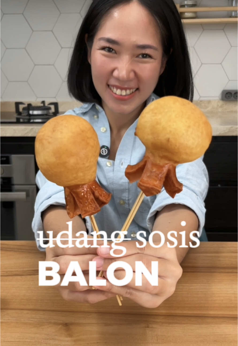 Udang dibalonin, sosis pun seru banget dibalonin!!  Kata aku mah ini rasanya kayak pancake isi sosis, manis gurih fluffy. Kata aku juga wajib kamu follow Sahabat Ibu Pintar dan beli bahannya di Bliblimart @Si pengen ngebuktiin semuanya! karena #PastiPuasdiBlibli Bahan: 130gr tepung terigu 4gr Baking soda 30gr Gula 1 telur 120ml Air Secubit Garam 3 buah Sosis Cara membuat: Campur, tepung terigu, baking soda, gula, telur, air dan garam sampai merata. Potong sosis sepanjang 1.5cm dan tusukan ke tusukan sate. Lapis dengan adonan dan goreng deep fry sambil diputar. Setelah browning, lapis lagi dengan adonan dan goreng lagi dengan cara yang sama. Potong sosi sepanjang 3-4cm dan potong bentuk cumi-cumi. Tusukan di bagian bawah sosis balon yang sudahh digoreng. Lapis dengan adonan dan goreng deepfry. #BubuPastiSIP bareng #SahabatIbuPintar #TanpaTipuTipu #PastiPuasDiBlibli #BlibliSahabatIbuPintar #blibli  #sosisbalon #resepsosis #resepanak #cemilananak #cemilansimple #snacksimple 