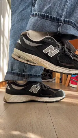 New Balance 2002R Size: 42 , 8.5us , ยาว 26.5 cm  #size42shoesshine  คู่นี้สภาพสวยสมบูรณ์ สีเท่จัดๆ สภาพเต็มๆ  Upper ภายนอกสะอาดดูดี ไม่มีขาด ไม่มีซ่อม นวมเดิม ซอฟเดิม ใส่กับยีนส์เท่จัดๆ พื้นเต็มๆ ยังใช้งานได้อีกยาวๆ  ทำความสะอาดแล้วพร้อมใช้งาน รุ่นนี้ออกช็อป 6,xxx กว่าบาท ✅รับประกันของแท้100%✅ ราคา 1,950 บาท (จัดส่ง 60 บาท) ติดตามที่เพจ SHIRT SHINE ig: shirt.shirt.shop #รองเท้ามือสองของแท้สภาพดี #รองเท้ามือสอง #รองเท้าคัดเกรด #รองเท้าแฟชัน #รองเท้าผ้าใบ #รองเท้ามือสองของแท้  #รองเท้าแบรนด์เนมมือสอง  #รองเท้าnike #รองเท้าadidas #รองเท้าหนัง #รองเท้าวิ่ง #รองเท้าsale #รองเท้าแฟชั่นผู้หญิง  #รองเท้าvans #รองเท้า #converse  #รองเท้าแฟชั่น #รองเท้าพร้อมส่ง #รองเท้า #รองเท้าส้นเตี้ย