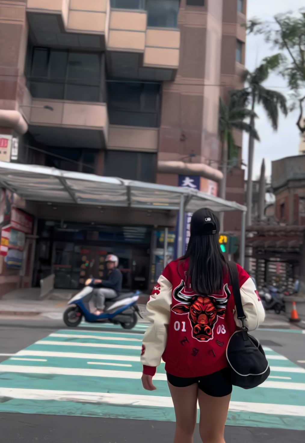 Giờ như nào 🥱##💀 #haohoang2412 #nguoivietnamtaidailoan #nguoivietnamtaidailoan🇻🇳🇹🇼 #localbrand #phongcach #boypho #bomber #varcity #bull 