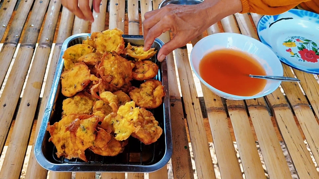 Kangen jajanan waktu sekolah dulu, bakwan bawang / kambeng lasuna dan saos asam manis #kehidupandidesa #reallife #rumahpanggung #pesisirpantai #suasanakampung #jajanansekolah  #masakanibu  #ceritapendek #filmis  #fyp #semuorang