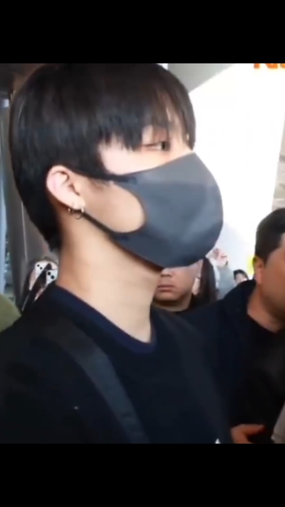 jeongwoyaa 🥺🥺🥺 krn ruto td ke kmr mndi jd jw dluan keluar bandara trs jw nyariin ruto dblkgnya 🥺😭 #hajeongwoo