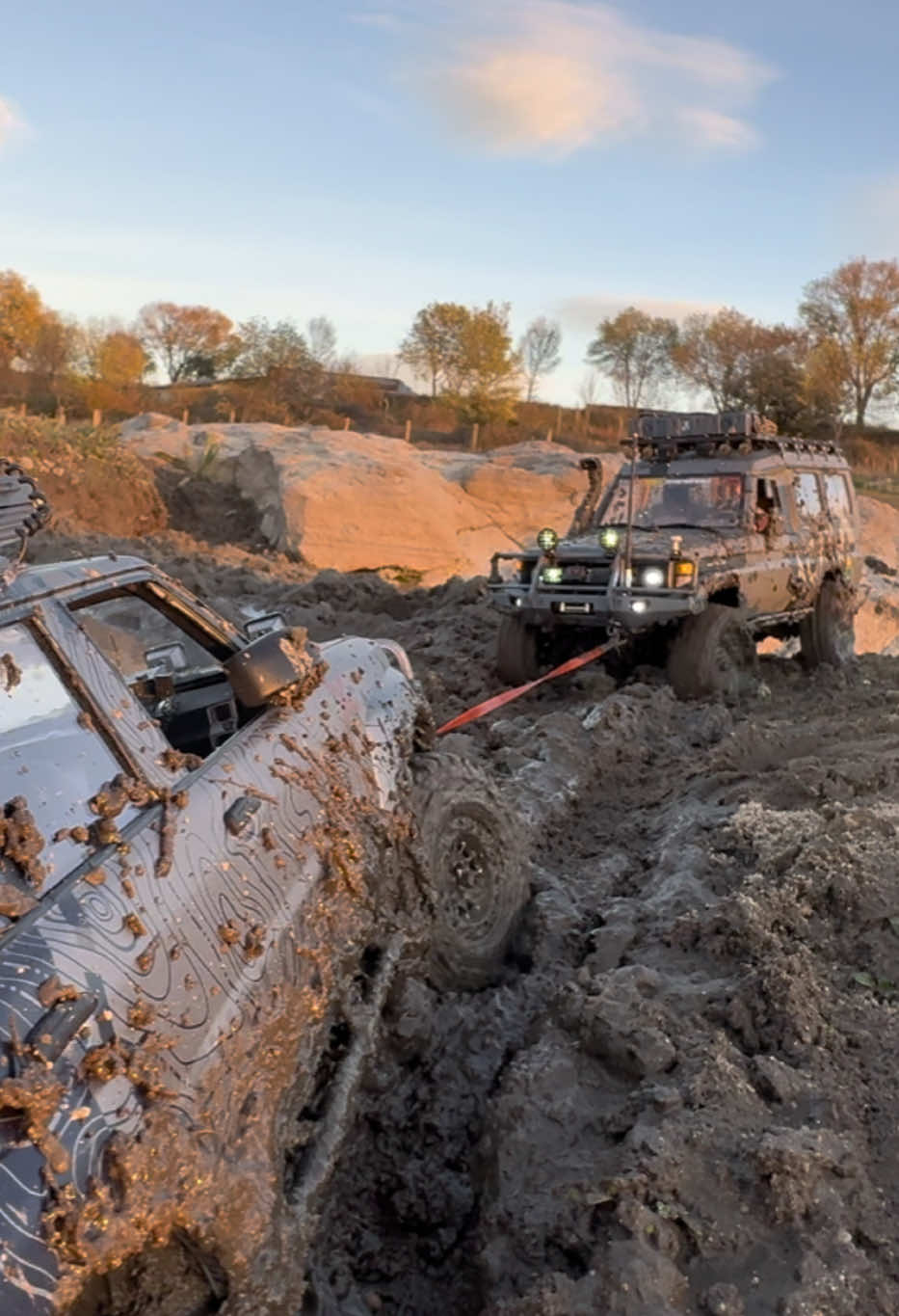 Scale rescue 🔥🔥🔥 #scalecrawler #crawler #scalepatrol #nissanpatrol #patrolgr #patroly61 #landcruiseradventure #scaletrail #rcchallengespain 