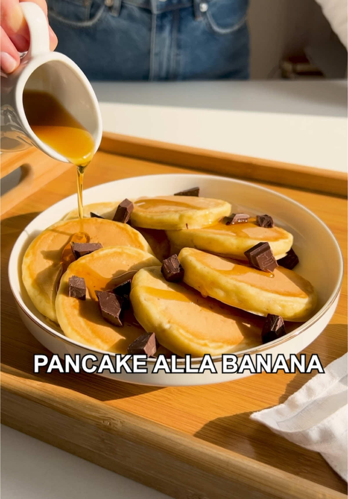 PANCAKE ALLA BANANA 🍌 Ricetta ↓ Procedimento dettagliato e tanti consigli su www.pancakeeden.com (link in bio 🔗) INGREDIENTI (per 6 pancake) 95 g farina 00 4 g lievito in polvere 1 pizzico di bicarbonato 10 g zucchero 1 pizzico di sale 1 banana media matura 1 uovo 40 g yogurt greco 25 g latte 15 g olio di semi PROCEDIMENTO - In una ciotola mescolate gli ingredienti secchi. - In un'altra ciotola schiacciate la banana con una forchetta, unite gli ingredienti umidi e amalgamate. - Versate gli ingredienti umidi su quelli secchi e mescolate. - Cuocete i pancake a fuoco medio con il coperchio, 2 minuti per lato. - Servite i pancake con il vostro topping preferito. BUON APPETITO :) . #pancakeallabanana #bananapancakes #bananapancake #banana #colazione #breakfast #ricettedolci #EasyRecipes 