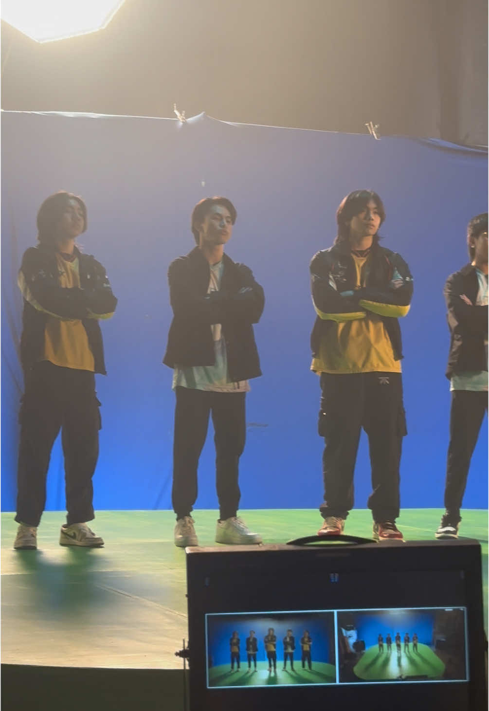 Here’s some BTS during the shoot of the M6 PH Music Video! Watch it now, SONICS! 🧡💛🖤#PINASPINAKAMALAKAS #itsOurTime #itsONICtime #FnaticONICPH #MLBBM6 #MobileLegendsBangBang #MLBB 