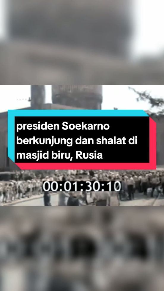 presiden Soekarno melakukan kunjungan ke masjid biru Di kota St Petersburg, Rusia tahun 1961. di St Petersburg terdapat sebuah masjid yang didominasi warna biru. Masyarakat menyebutnya sebagai Blue Mosque atau Masjid Biru. Masjid Biru didirikan pada 1910, yang dibangun guna menghormati Emir Bukhara. Soekarno yang merupakan presiden pertama Indonesia mempunyai kedekatan dengan Uni Soviet (sebelum menjadi Rusia). Pada 1956, Nikita Khrushchev mengundang Presiden Soekarno mengunjungi negaranya. Ketika bertandang ke Leningrad (saat ini St Petersburg), Soekarno melihat sebuah menara dengan kubah biru serta simbol bulan sabit. Soekarno pun mengetahui bahwa bangunan tersebut adalah sebuah masjid. Ia lalu minta untuk mampir ke masjid serta melaksanakan shalat. Soekarno tampak terkejut ketika melihat masjid yang telah berubah fungsi menjadi gudang serta tidak terurus. Lantaran mempunyai hubungan kedekatan serta kelihaian komunikasi, Soekarno meminta Nikita Khrushchev untuk menyerahkan kembali masjid tersebut kepada umat Islam yang berada di Uni Soviet ketika itu. Soviet yang saat itu menghormati Presiden Soekarno pun mengabulkan permintaan dari proklamator Indonesia ini. Sepuluh hari setelah Presiden Soekarno melakukan kunjungannya, bangunan ini telah berfungsi kembali menjadi sebuah masjid. Blue Mosque (Masjid Biru) dibuka kembali sebagai masjid hingga saat ini. #soekarno #diplomacy #irsoekarno #indonesia #unisoviet #masjidbiru #sejarah 