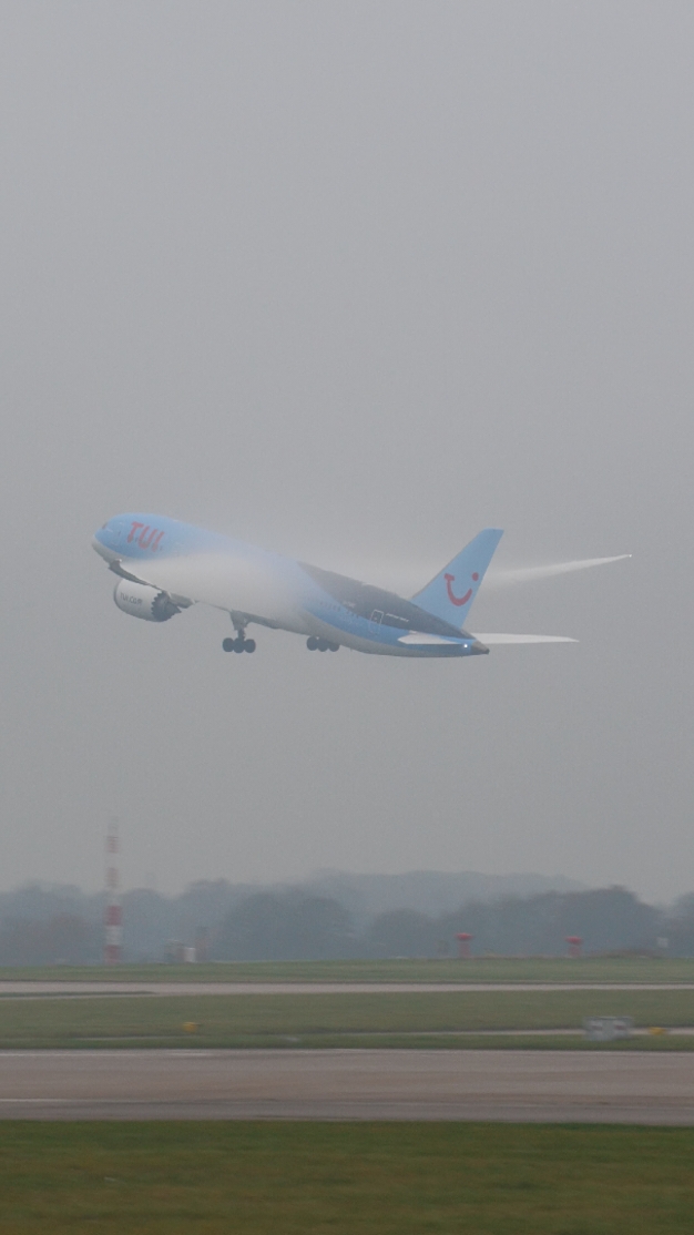 Amazing Take Off #planespotting #travel #airport #plane #Dreamliner 