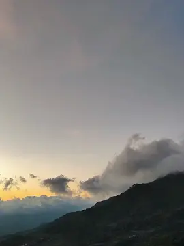 pvv:{lautan awan di bukit pamoroan bikin kangen} #infomajalengka #pesonajawabarat #lautanawan #piucermai #sunrise #fypage #alam #camping #bikinkangen 