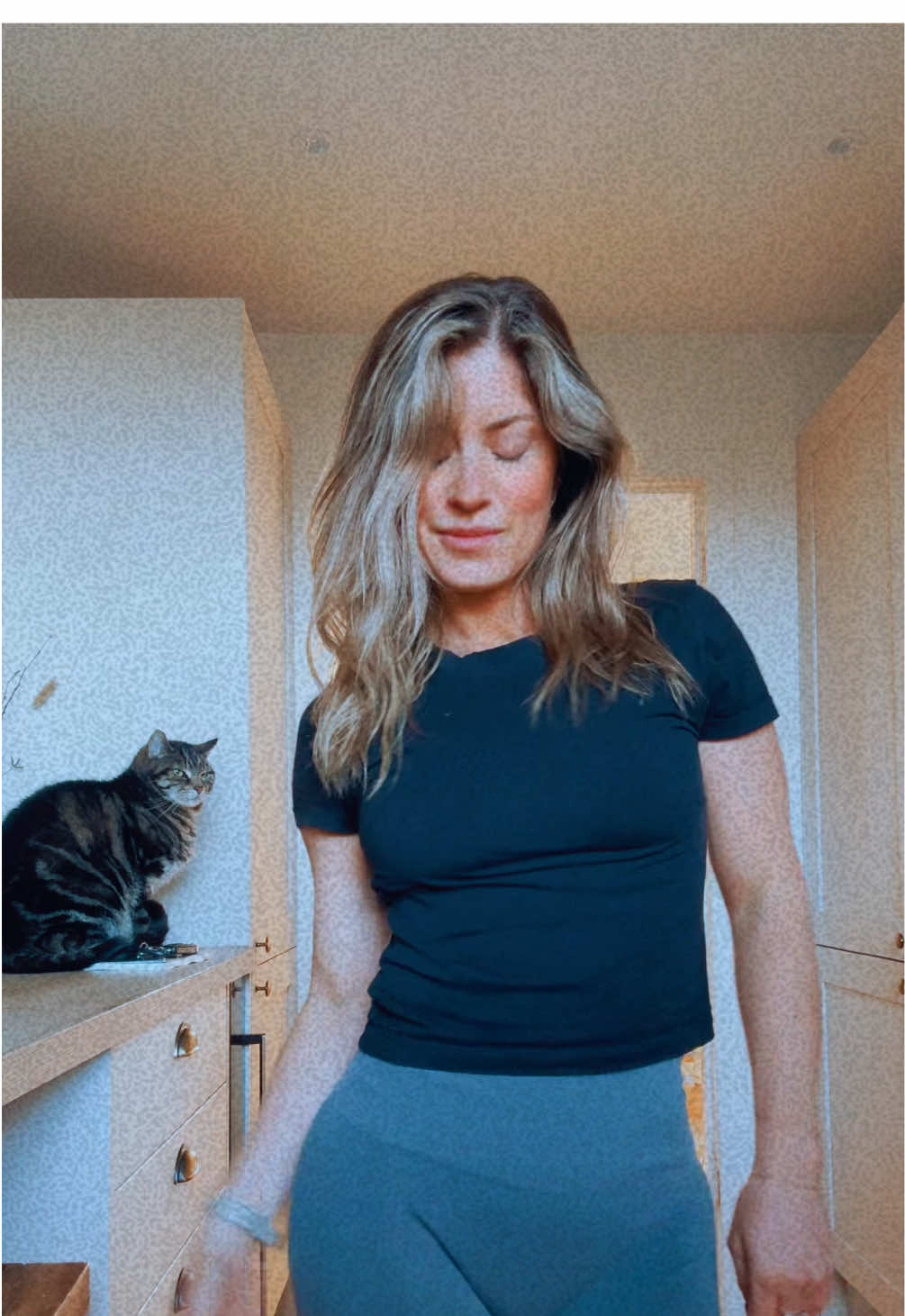 The side eye off the cat #foryoupage #fypシ #dancingqueen #rockandroll 