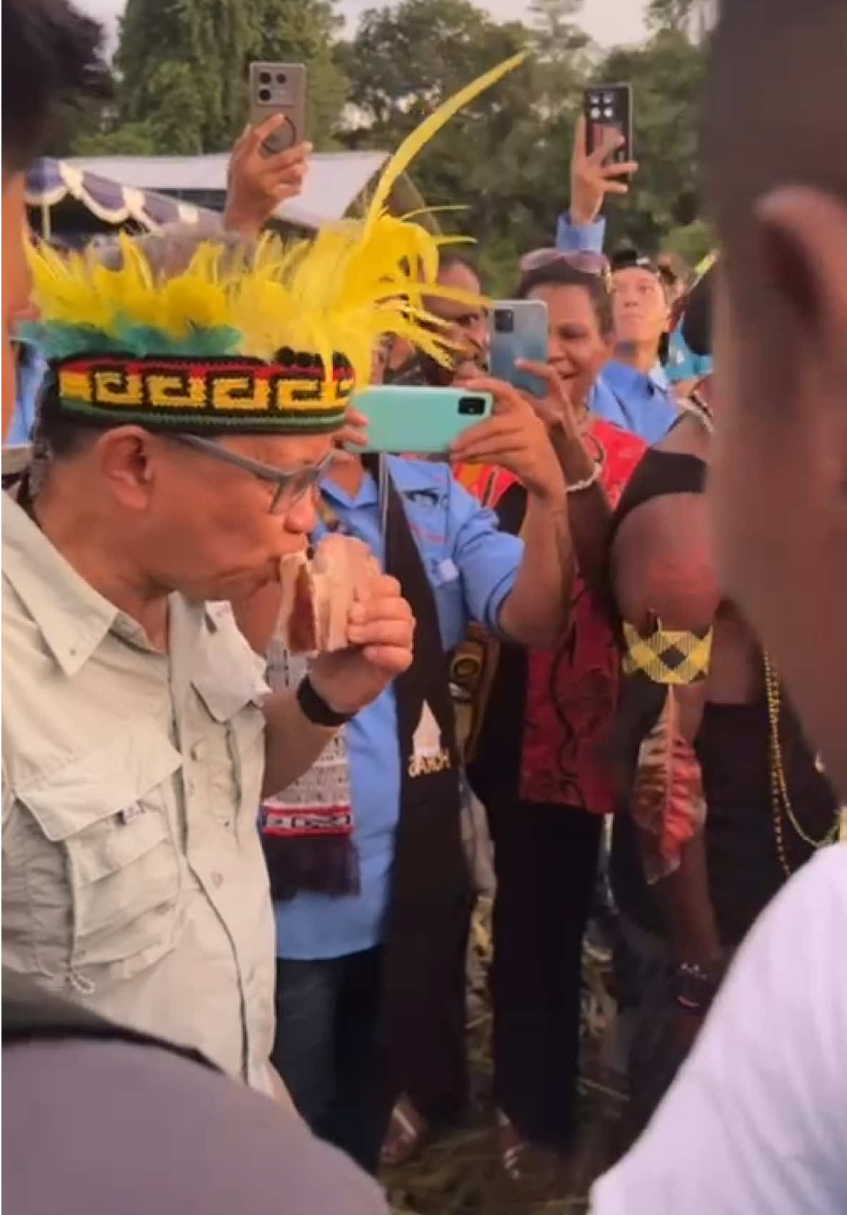 Rocky gerung dalam kunjungan mengEvaluasi salah satu paslon Bupati dipapua, dijamu masyarakat dengan Daging wam Bakar Batu  #bakarbatu #rockygerung  #papuatengah #papua 