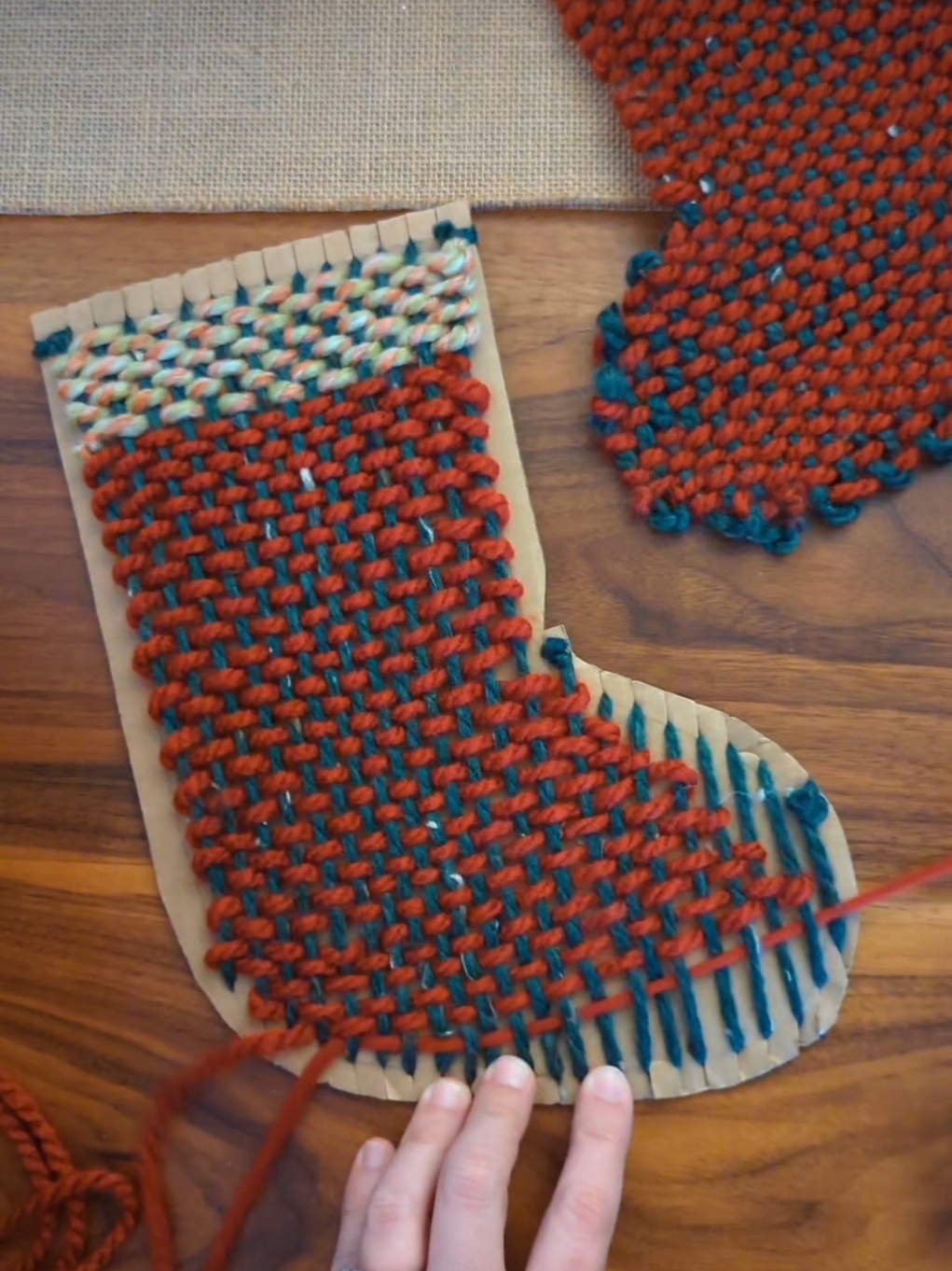 cardboard loom woven stocking 🎁 #kidcraft #easycrafts #christmascrafts #cardboardcrafts #holidaygifts #diygift 