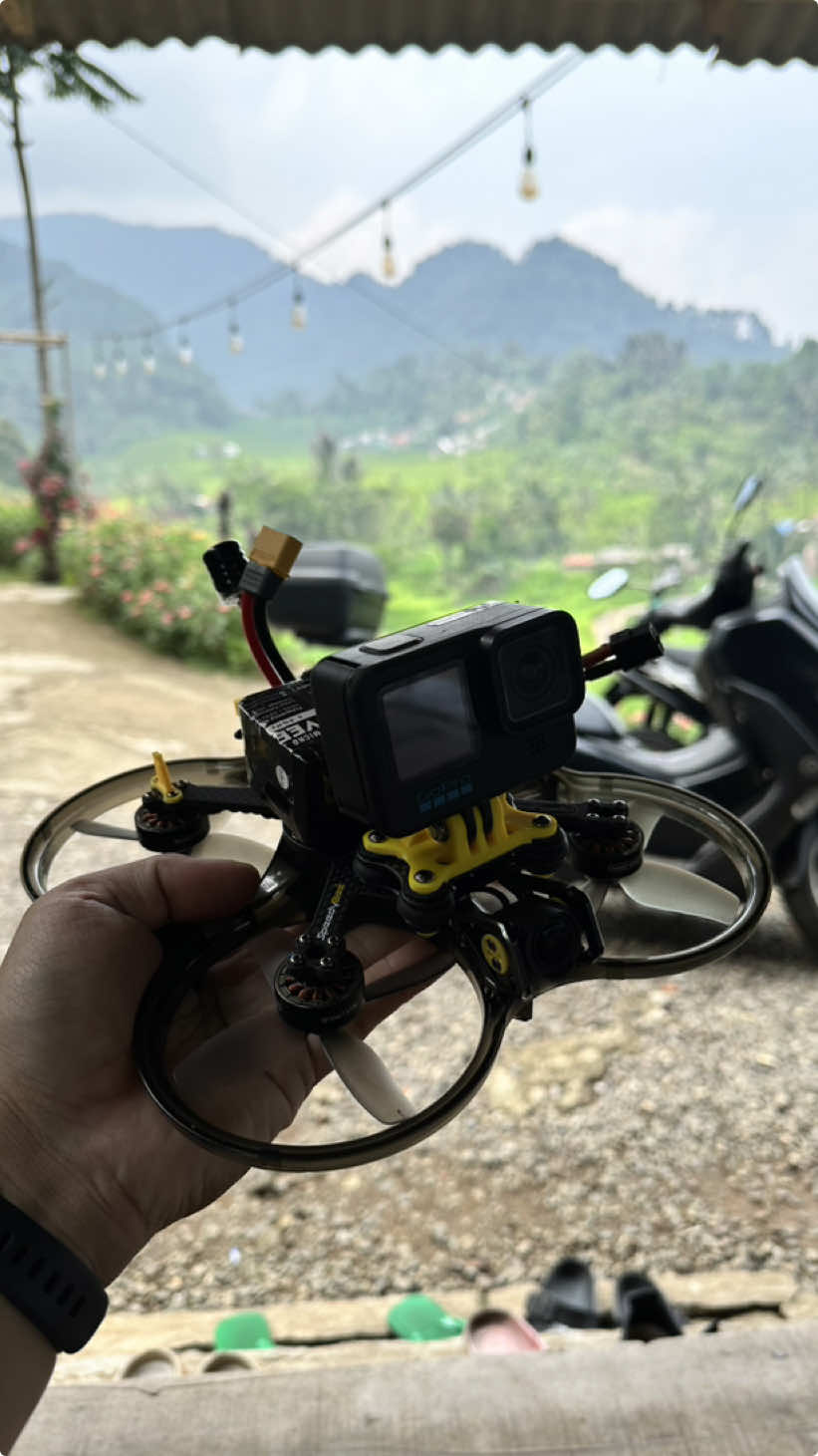 setelah hampir 1thn baru berani gendong gopro pake drone fpv. #speedybee #bee35 #speedybeebee35 #fpv #dronefpv #dji #djio3airunit #djio3 #pavo25 #betafpv #pavo20 #pavopico #gopro #gopro10 #gopro11 #gopro12 #gopro13 