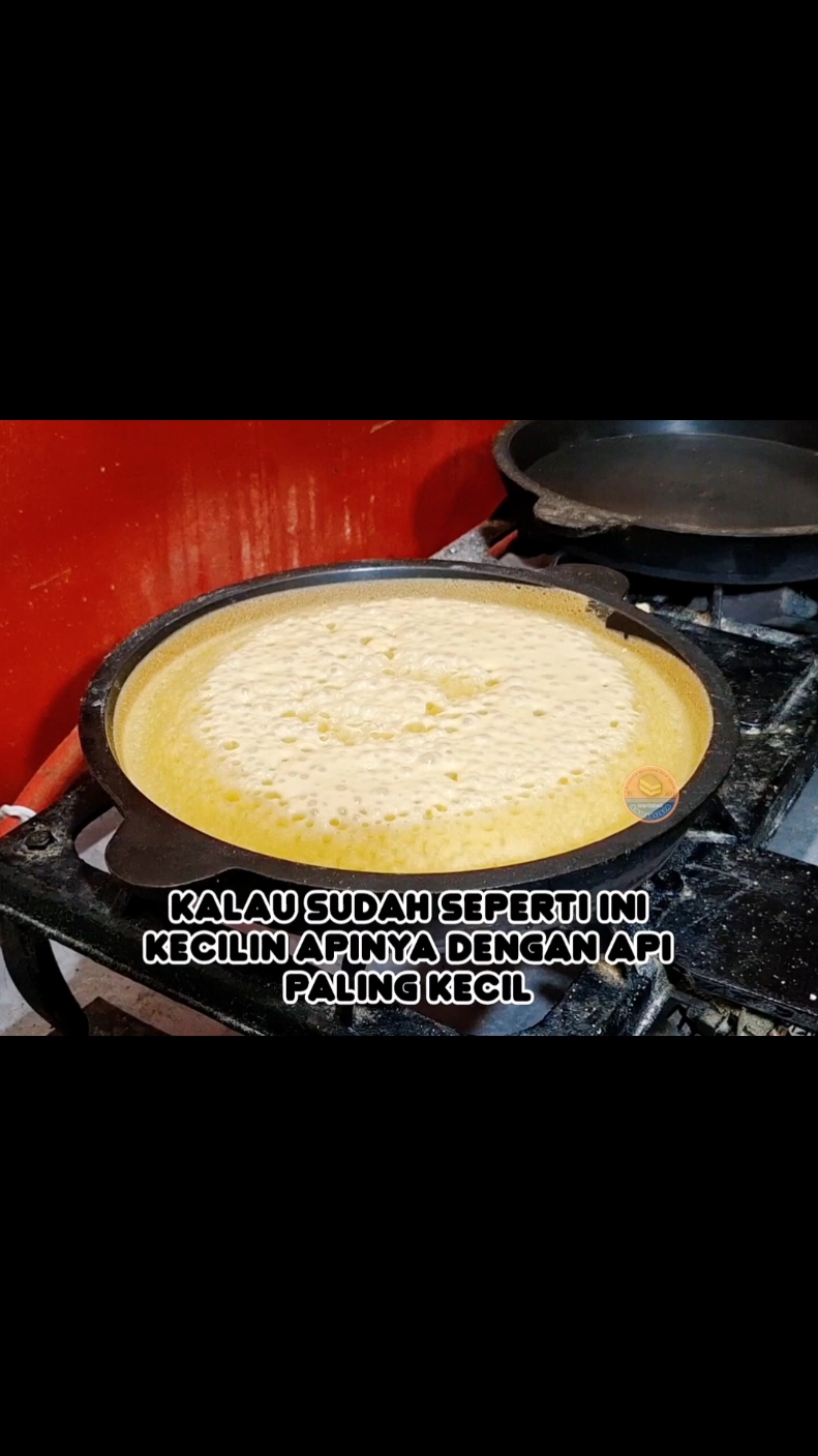 CARA MASAK MARTABAK VERSI SAYA Kenapa saya bilang versi saya? Karena biasanya beda penjual/beda orang, beda juga caranya.  #martabak #terangbulan 