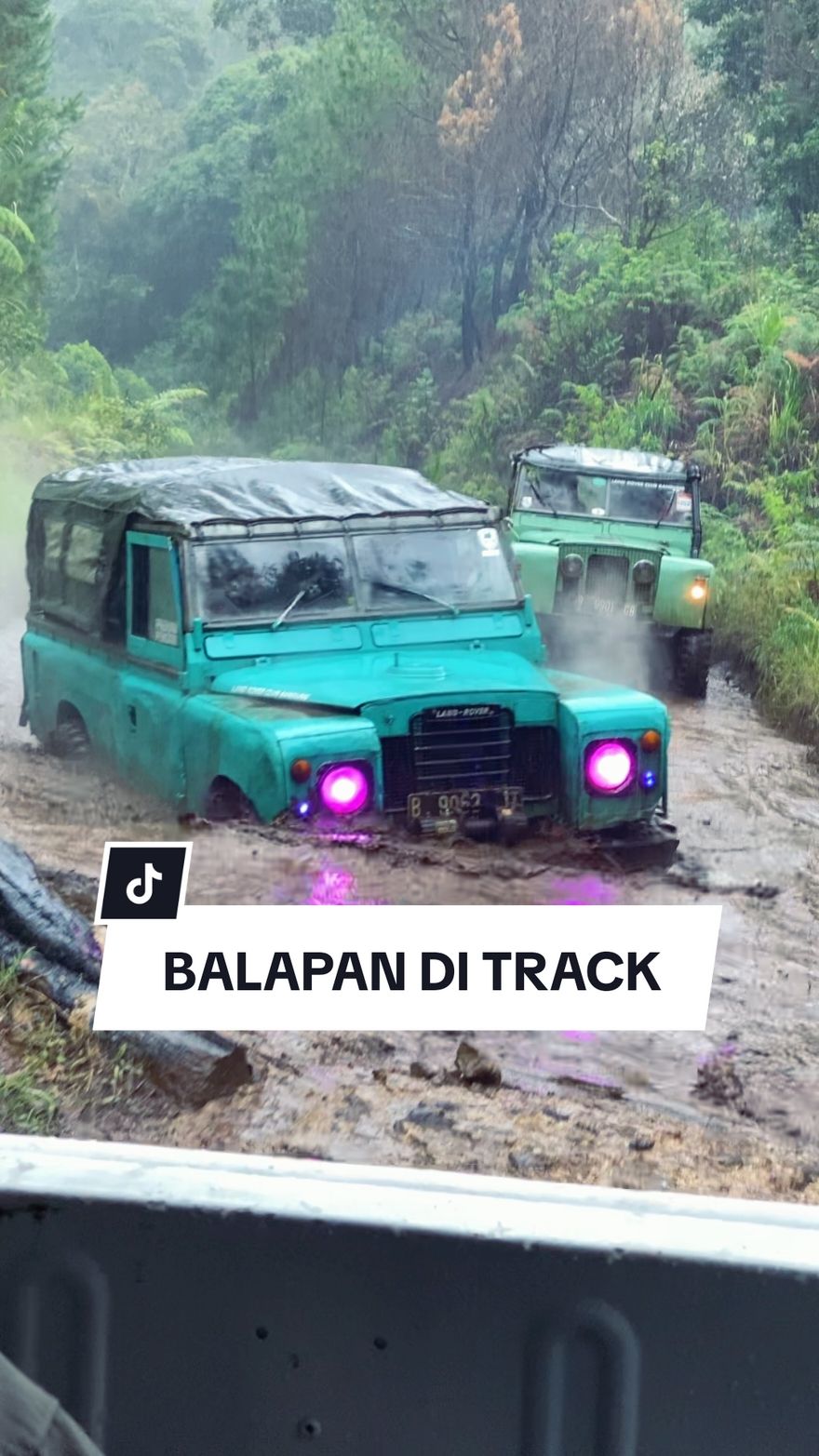 POV main offroad pas lagi musim hujan check! #offroad4x4 #wisataoffroad #landrover #adventuretime #offroad_challenger #wisatabandung #landroverdiscovery #liburanseru #wisataalam #explorebandung