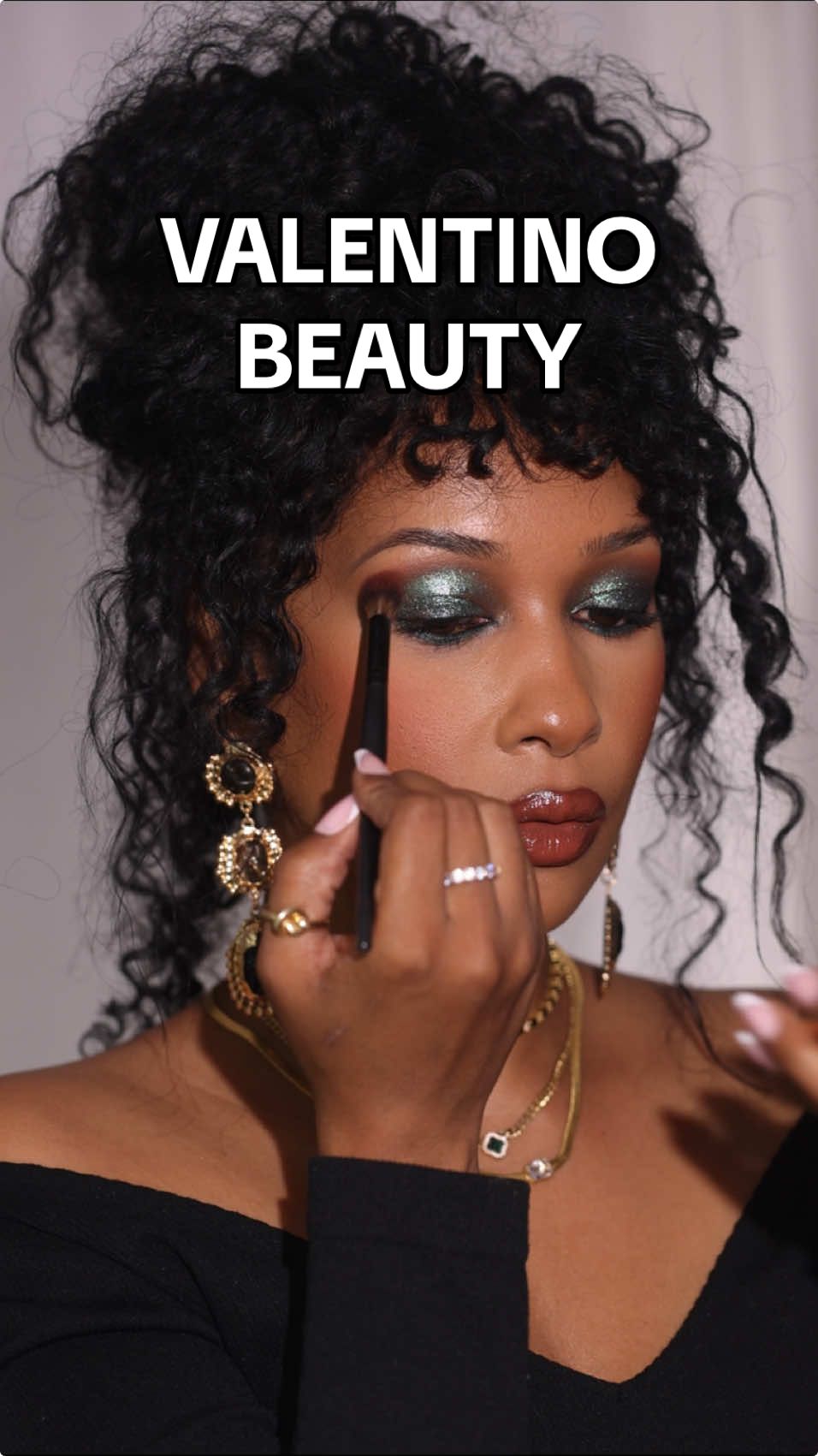 LA NATIVE. 🌴 #kendricklamar got me feeling extra LA this weekend. The Lither vandross sample puts me in an 80s mood! The hair and makeup is so fitting! All eye products are from #valentinobeautypartner i smudged the black eyeliner all over my lids and then i pressed the green glitter into the eyeliner. I blend everything out with my nars bronzer in laguna 6. @Valentino.Beauty #hoodedeyes my go to smokey eyeshadow look for hooded eyes. #browngirlmakeup 