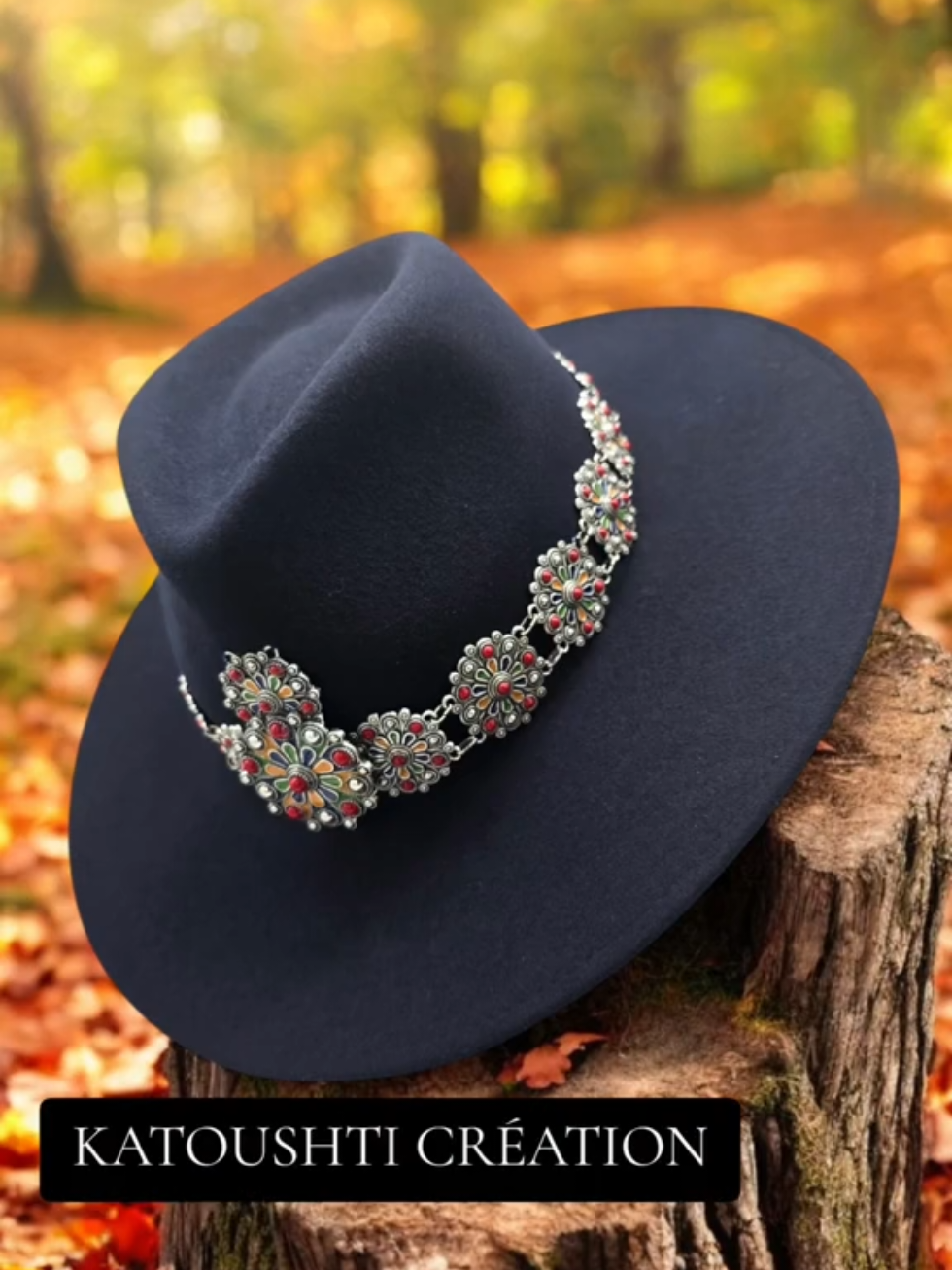 Une nouveauté KATOUSHTI.  Je suis modiste chapelière et je réalise le chapeau de vos rêves. Toutes mes créations sont réalisées à la main dans mon atelier en région parisienne. Contactez-moi si vous souhaitez discuter de votre future création  ! 😉 Disponible sur le site www.katoushti.com  #katoushti #algerie #berbere #🇩🇿 #♓️ #chapeaukabyle #kabylie #hautecouture #algerie🇩🇿 
