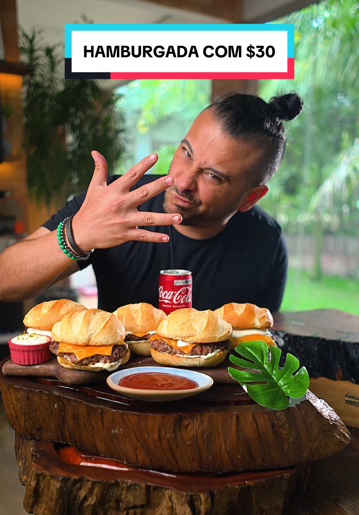 Fiz uma hamburgada pra 5 pessoas com menos de 30!🍔 Ingredientes👇: - 500g de carne moída - 2 cebolas - 120g de cheddar - 5 pães - 1 maionese - 1 limão Preparo: Dívida a carne moída em 5 e faça bolinhas de 100g. Corte a cebola em meia lua em tiras finas e reserve. Leve a bolinha de carne para uma frigideira bem quente e coloque uma parte da cebola por cima. Prense com espátulas ou uma colher grande formando um disco e tempere com sal e pimenta a gosto. Quando dourar bem vire para o outro lado e coloque as fatias de cheddar por cima. Coloque um pouco de água e abafe com uma tampa pro queijo derreter perfeitamente. Misture a maionese com as raspas de 1 limão e o suco dele. Monte na sequência pão, carne/cebola/queijo, maionese cítrica e feche formando o Oklahoma Burger e sirva sua galera em alto estilo! #hamburgada #churrasco #carne #desafio #receitafacil #receitas #fy 