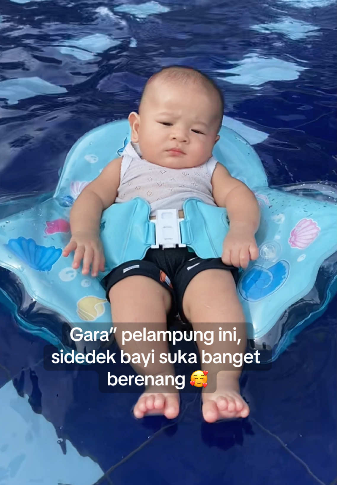 Seneng banget ya dek berenang 🥰😇 #masyaallahtabarakkallah #berenang #baby #bayi #fyp 