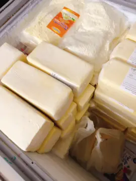 ❤️ Phô mai khối kéo sợi Mozzarella Vilvi ❤️ Khối 2,5kg Sỉ #140k/ KG ➡️ #136k / KG theo thùng 10 KG ➡️ #130k/ KG theo thùng 50 KG Xuất xứ : Châu Âu Phù hợp làm bánh đồng xu, pizza, phô mai que,…. ❣️❣️PHÔ MAI BALAN KHỐI 2.5KG ❣️❣️ Sỉ #175K/ KG ➡️ 10 KG #165K/ KG ➡️ 50 KG còn #160K/ KG Phô mai Mozzarella tảng Balan ngon nhất nhì thị trường phô mai tại Việt Nam. Thơm nức mùi sữa, độ béo cao, kéo sợi tốt. Dùng cho món Á món Âu gì đều được hết. Bảo quản được lâu. --------------- 🌷🌷🌷 -------------- 𝐇𝐨𝐭𝐥𝐢𝐧𝐞: 0906012910 Zalo/sms #phomai #phômai #phomaique #phômaique #phomaimozzarella #phômaiviên #phomaiqbb #phomailacphomai #phomaivien #phomaichay #mozza #mozzarella #mozzarela #mozzarellacheese #phomaikeosoi #phomaikhoi #phomaibàosợi #phomaibaosoimozzarella  #phomaibaosoi #phômaibàosợi #phomaibaosoiuc #phomaimozza  #phomaimozzarellabaosoi