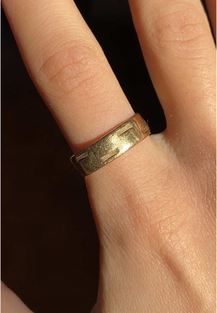 Vintage 14K Gold Etched Band available on our website #vintagejewelry #goldjewelry #goldband #14kgold #vintagefashion 