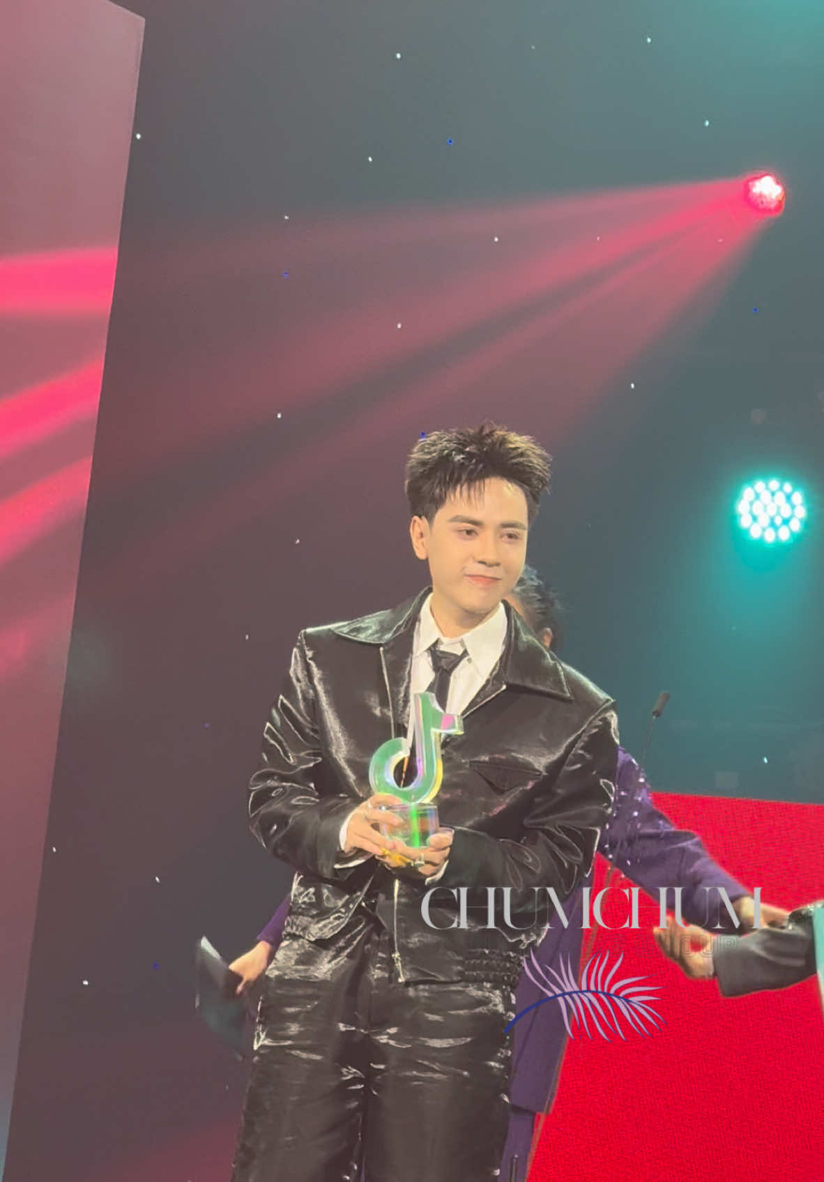 Quang Hùng Master D thắng giải “Music Artist of the year 2024” #ChumChum #BimatVbiz #Thegioimodels #Lattungvbiz #TiktokGiaiTri #Globalem #tiktokawards #tiktokawardsvietnam #tiktokawardsvietnam2024 #tiktokawardsbychumchum #quanghungmasterd 