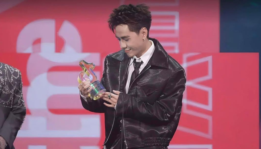 🎀 Music Artist Of The Year 🎀 CHIẾC CÚP ĐẦU TIÊN TẠI VIỆT NAM CỦA QUANG HÙNG MASTERD ✨   Ảnh nghẹn lòng gòi😭 mn quá tuỵt vờiii,quá hạnh phúc,quá tự hào sĩ lên Muzik ơiiiiii 🐼💙            23.11.2024 🎉 #QuangHungMasterD #TikTokAwardsVN 
