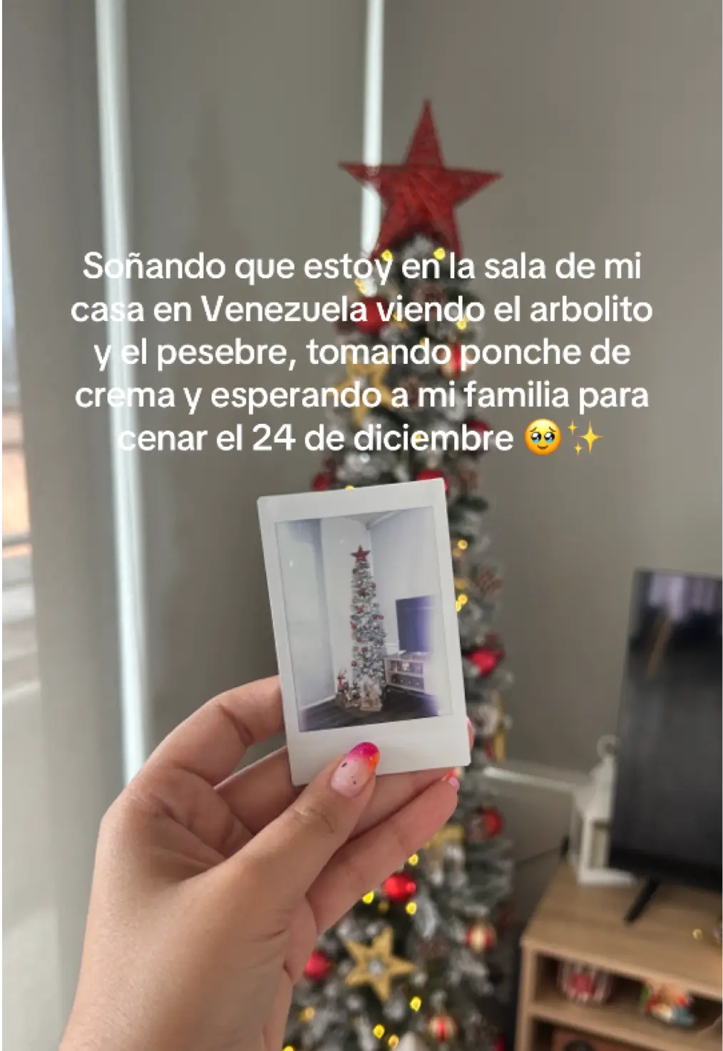 Nadie habla de lo dificil que es estar lejos de tu familia, sales a trabajar todos los dias en la mañana lo primero que haces camino al trabajo es darle los buenos dias a tus papas, las navidades ya no son las mismas desde que estamos lejos, decorar el arbolito es lindo pero no es la misma emocion que cuando lo hacias en tu país, las campanadas el 31 no se escuchan con tanta felicidad por la llegada de un nuevo año porque tienes que dar el feliz año por la pantalla de una telefono🥺 y tantas cosas más que podria escribir🇻🇪 en estas fechas es cuando mas extraño a mi familia  #venezuela #migracion #navidad #hogar #recuerdosdesbloqueados #venezolanos 