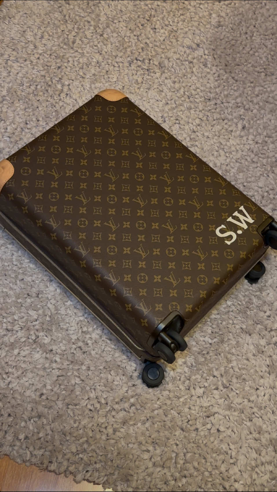 POV: What I pack in my carry on ✈️ #birthdaygirl #creatorsearchinsights  #luxurylifestyle #luxurytiktok #asmrpacking #asmr #blackgirlluxury #luxuryblackgirltiktok #vacation 