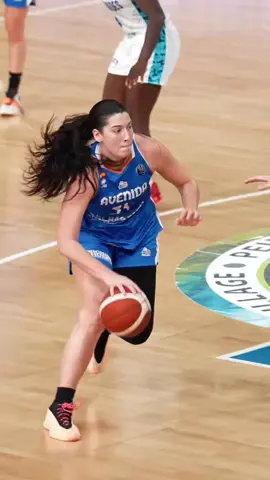 It’s just what Fas does. #EuroLeagueWomen #basketball #womenbasketball #handles #footowork @Mariella Fasoula @Perfumerías Avenida 