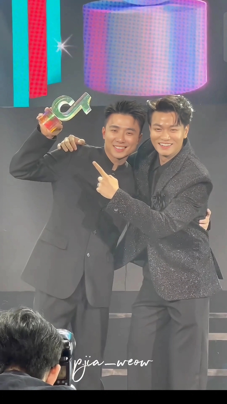 Ôm cứng ngắt hén...🤪 #ninhanhbui #nguyentungduong #ninhduongstory #tiktokawards 