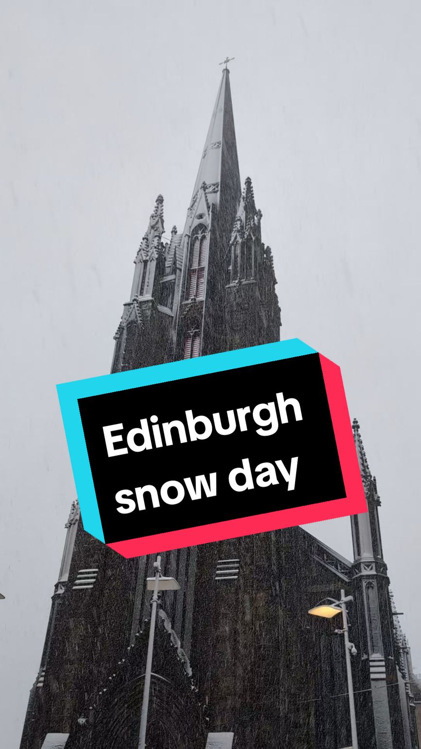 Edinburgh was transformed into a winter wonderland today ❄️ ☃️ It's beginning to feel a lot like... 🎄  #visitedinburgh #edinburgh #kickasshostels #snow 